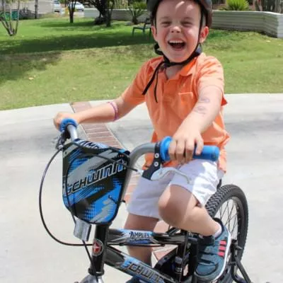 Как научить ребенка езде на двухколесном велосипеде?